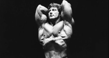 Frank Zane haciendo la pose del vacío abdominal